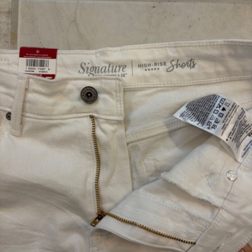 NWT Signature Levis High Rise White Denim Shorts Distressed Frayed Hem Size 8 - Picture 5 of 12
